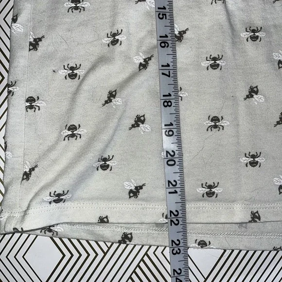 Zoe And Liv Bee Print T Shirt Womens Sz Small Off White Novelty Print Cotton - Picture 5 of 5